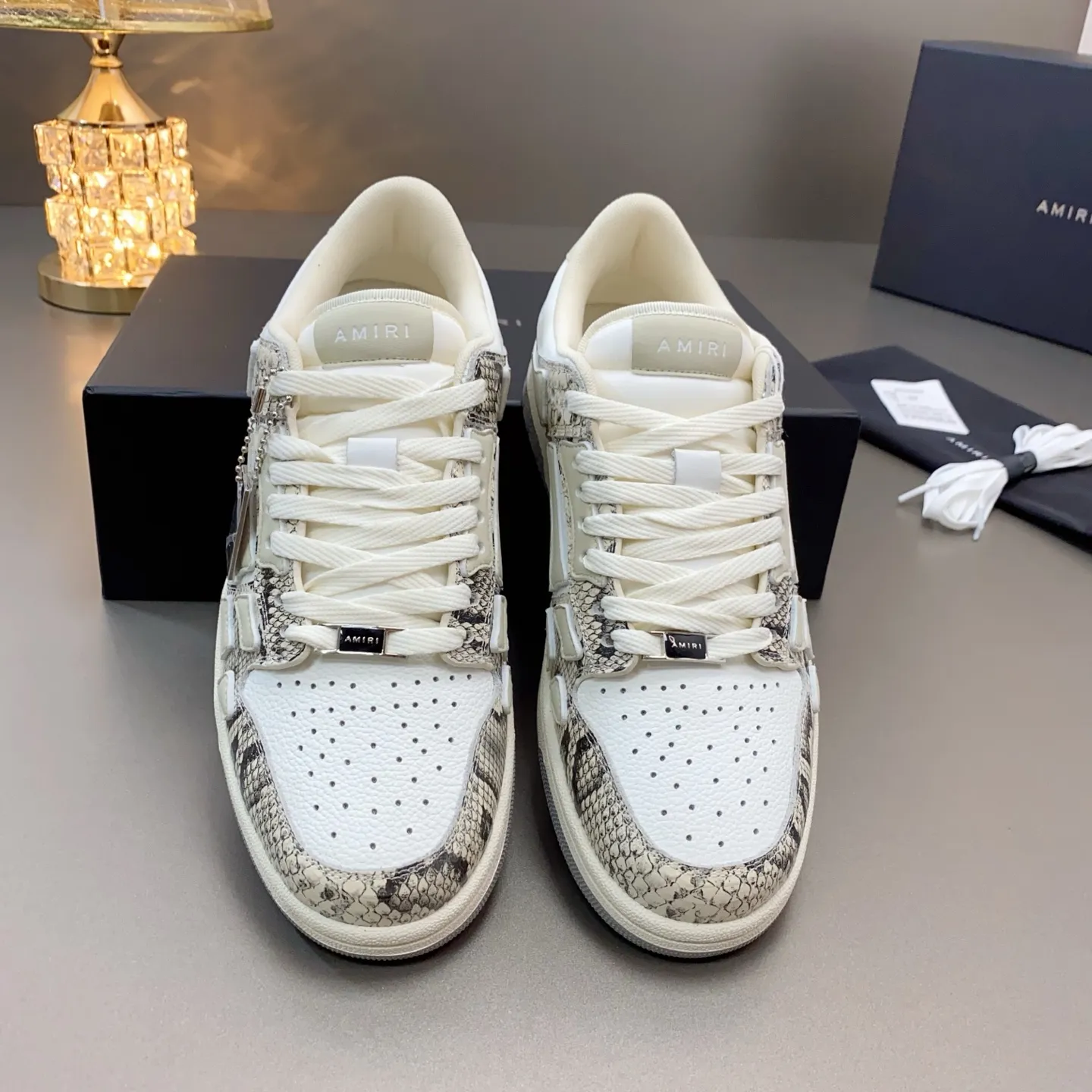 p580🐮🐮AMIRI Couple Style👑 The latest The Pacific Series Couple Style💀🦴Bone Stars Casual Sports Shoes Skateboard Shoes✔️ AMIRI's Pacific shoes are a sneaker that combines luxury and street style. Many celebrities and Internet celebrities have the same style. Its design and workmanship are very exquisite. Made of high-grade cow leather, soft to the touch and highly durable. 💎Fabrics: Original custom imported first-layer cowhide 💎Inner lining: Original customized breathable mesh 💎Foot: Original injection molded one-piece, comfortable, wear-resistant and not tiring for feet 💎Outsole: Original 1:1 molded three-color sole Original outsole 💎Sole thickness: 3CM 💎Size: Female 35-40 Male 39-46 💎Price; Top version 👑Special remarks Remark: (Female size 34 40 . Men's sizes 38 45 46 are customized and cannot be returned or exchanged. Please note when ordering! Thank you🤝🤝